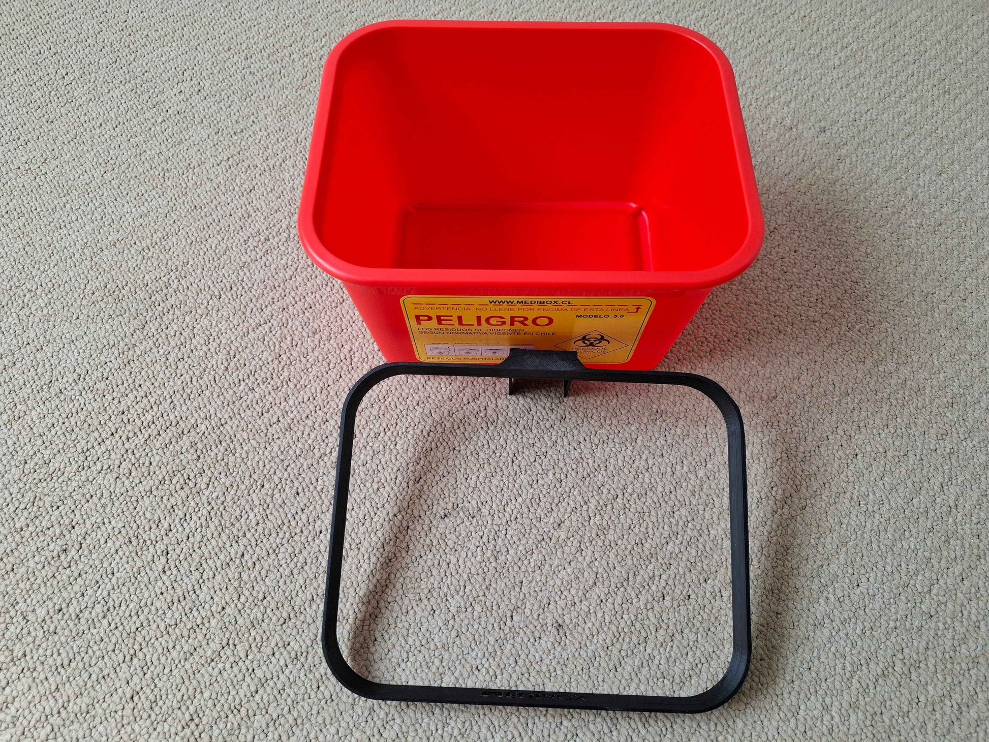 1 Soporte Negro para Caja de 5 -8L.