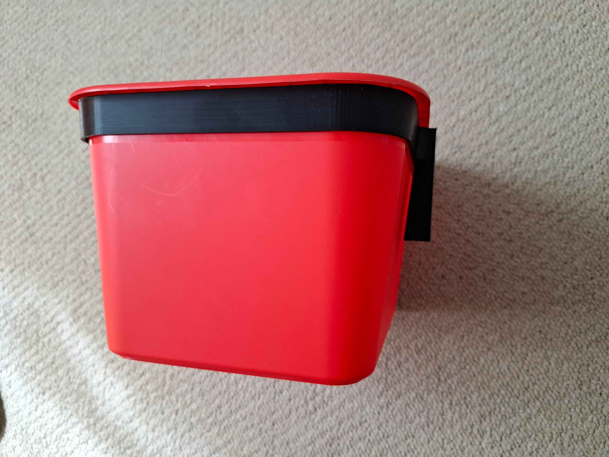 1 Soporte Negro para Caja de 5 -8L.