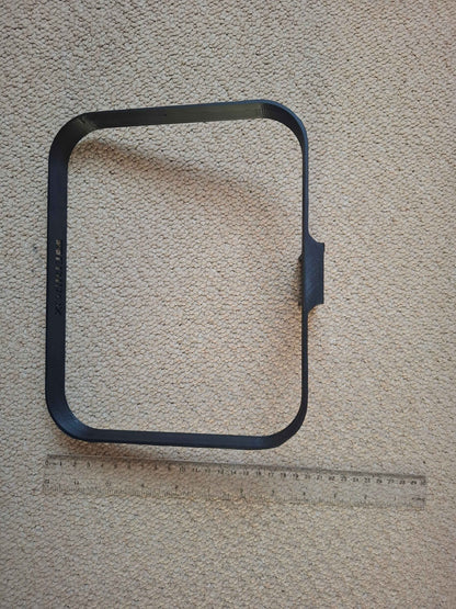 1 Soporte Negro para Caja de 5 -8L.