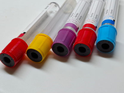 1 Bandeja, 100 Tubos MORADO, Toma de Muestra - EDTA TUBE